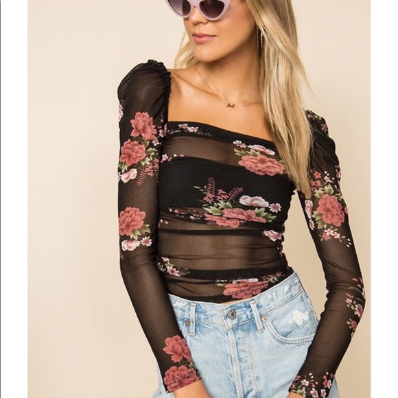superdown
scarlette puff sleeve top - Picture 1 of 3